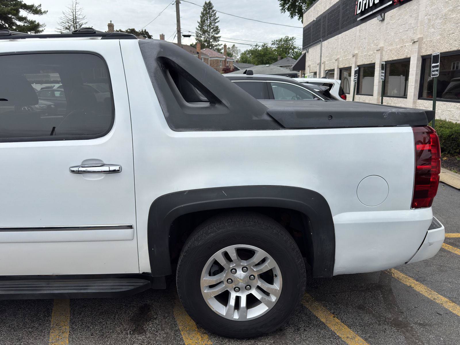 Used 2011 Chevrolet Avalanche LTZ AWD/4WD image 4