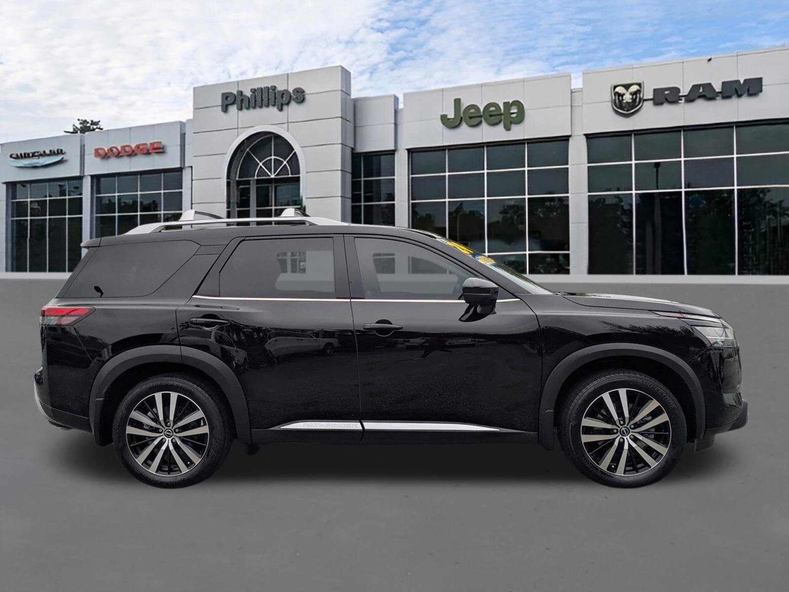 Used 2024 Nissan Pathfinder Platinum image 2