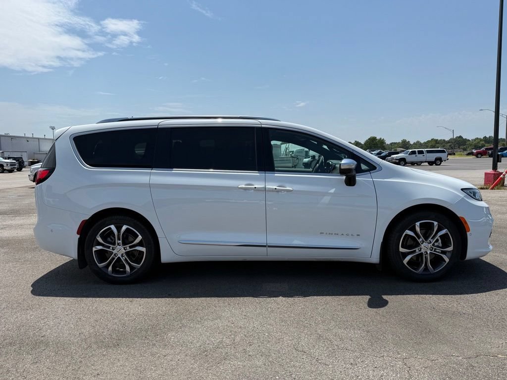 Used 2025 Chrysler Pacifica Pinnacle w/ Trailer Tow Group FWD image 9
