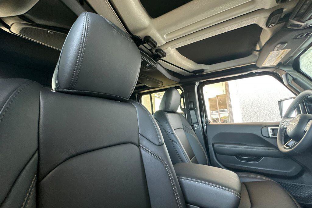 New 2026 Jeep Gladiator Sport AWD/4WD image 16