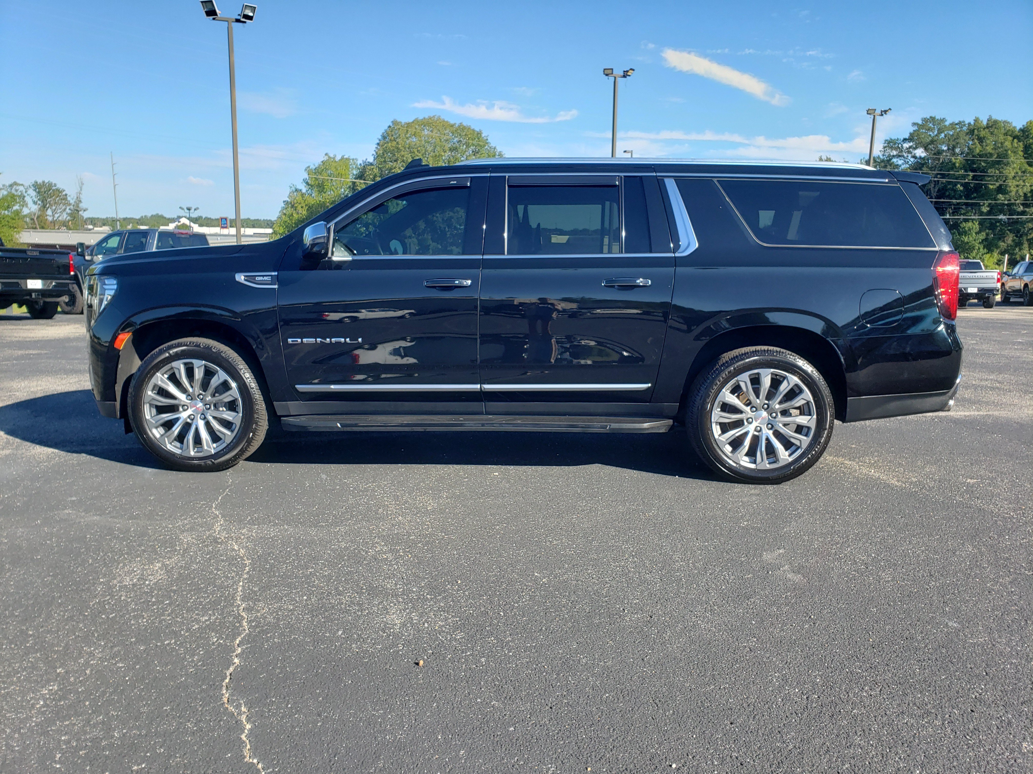 Used 2021 GMC Yukon XL Denali AWD/4WD image 6