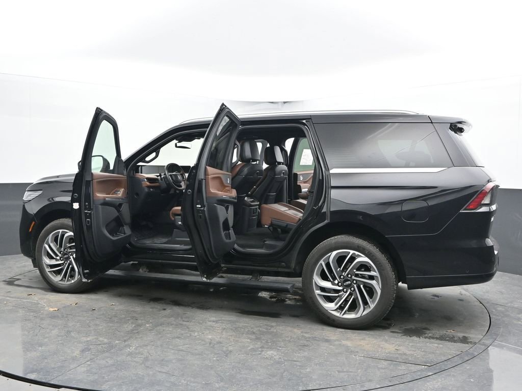 Used 2025 Lincoln Navigator Reserve image 58