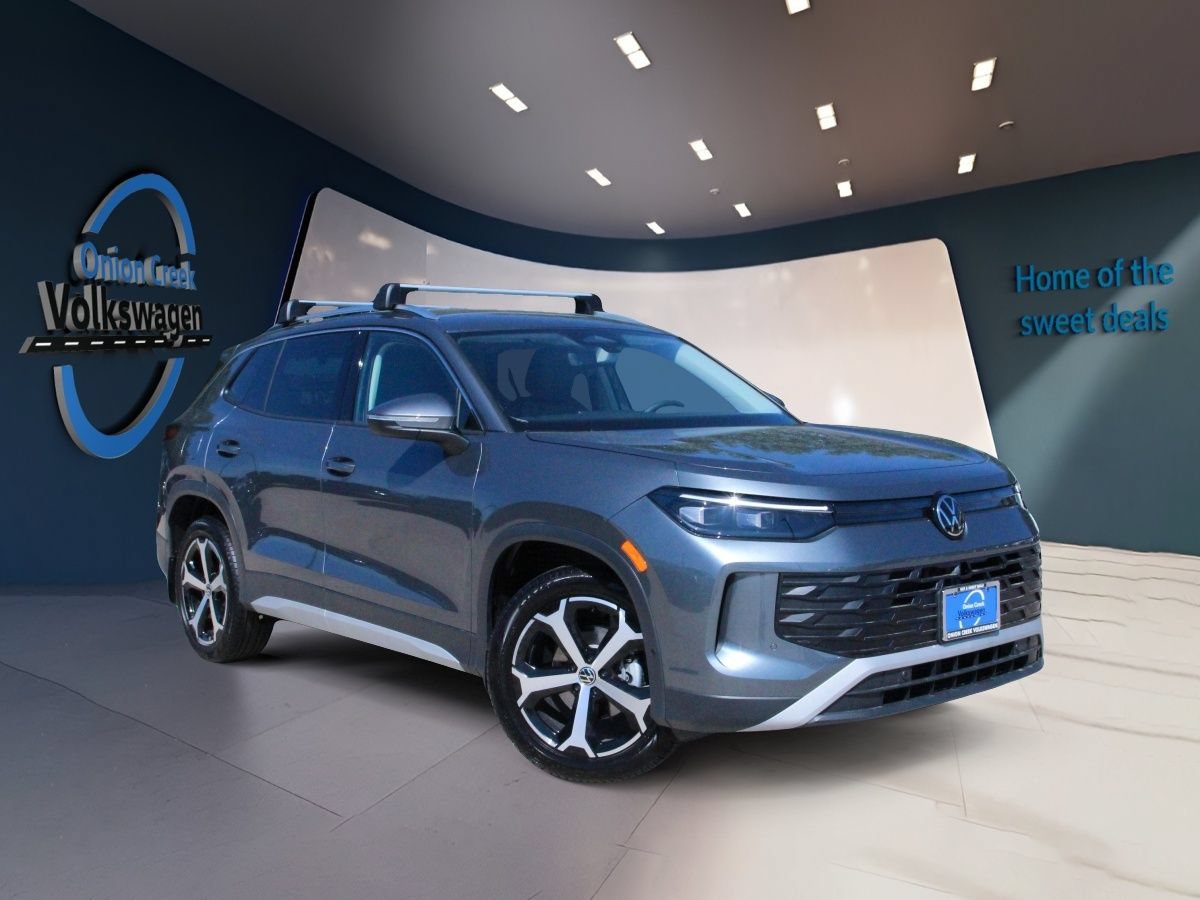 Certified 2025 Volkswagen Tiguan SE FWD image 1