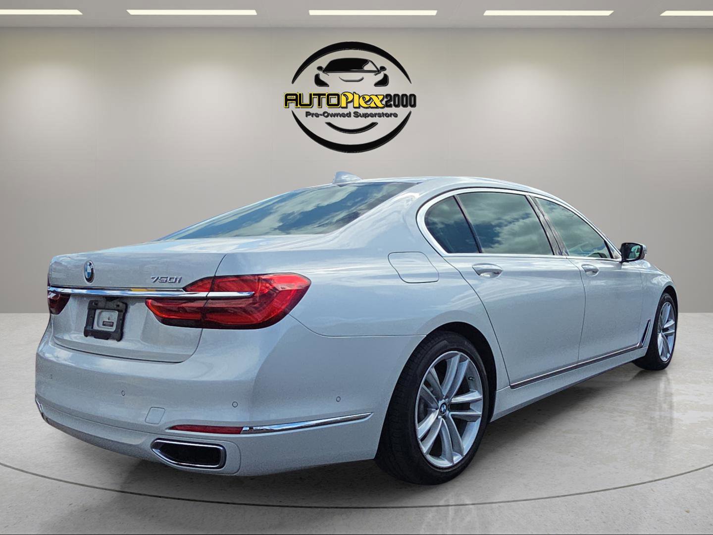 Used 2017 BMW 750i image 7