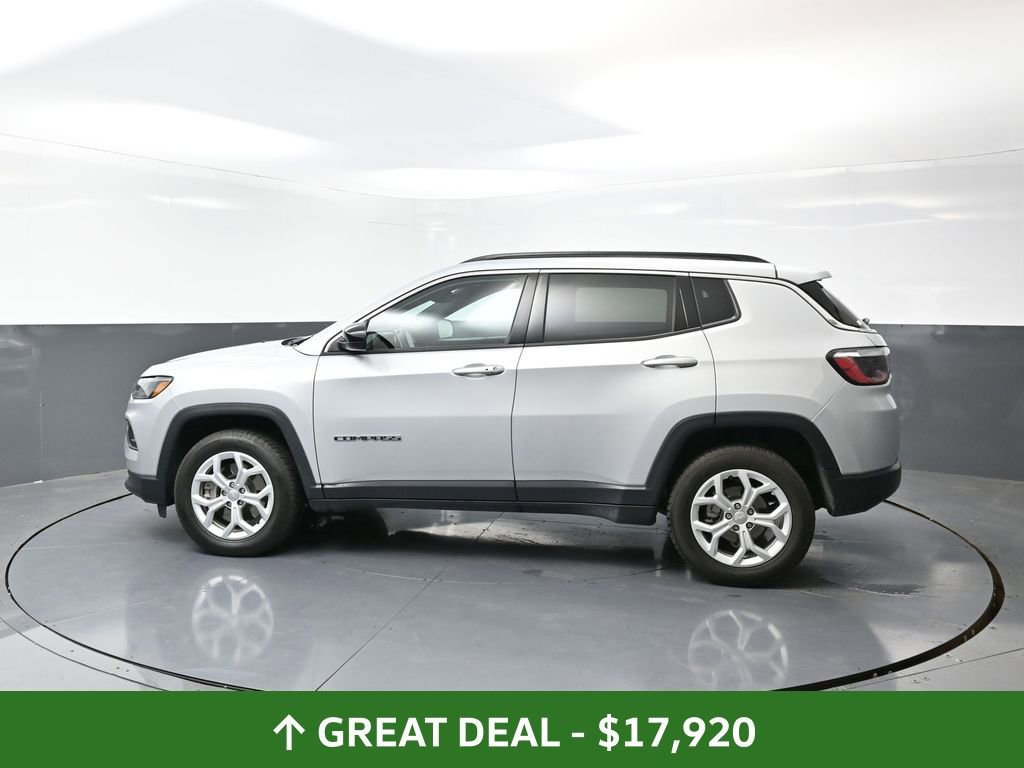 Used 2024 Jeep Compass Latitude image 12