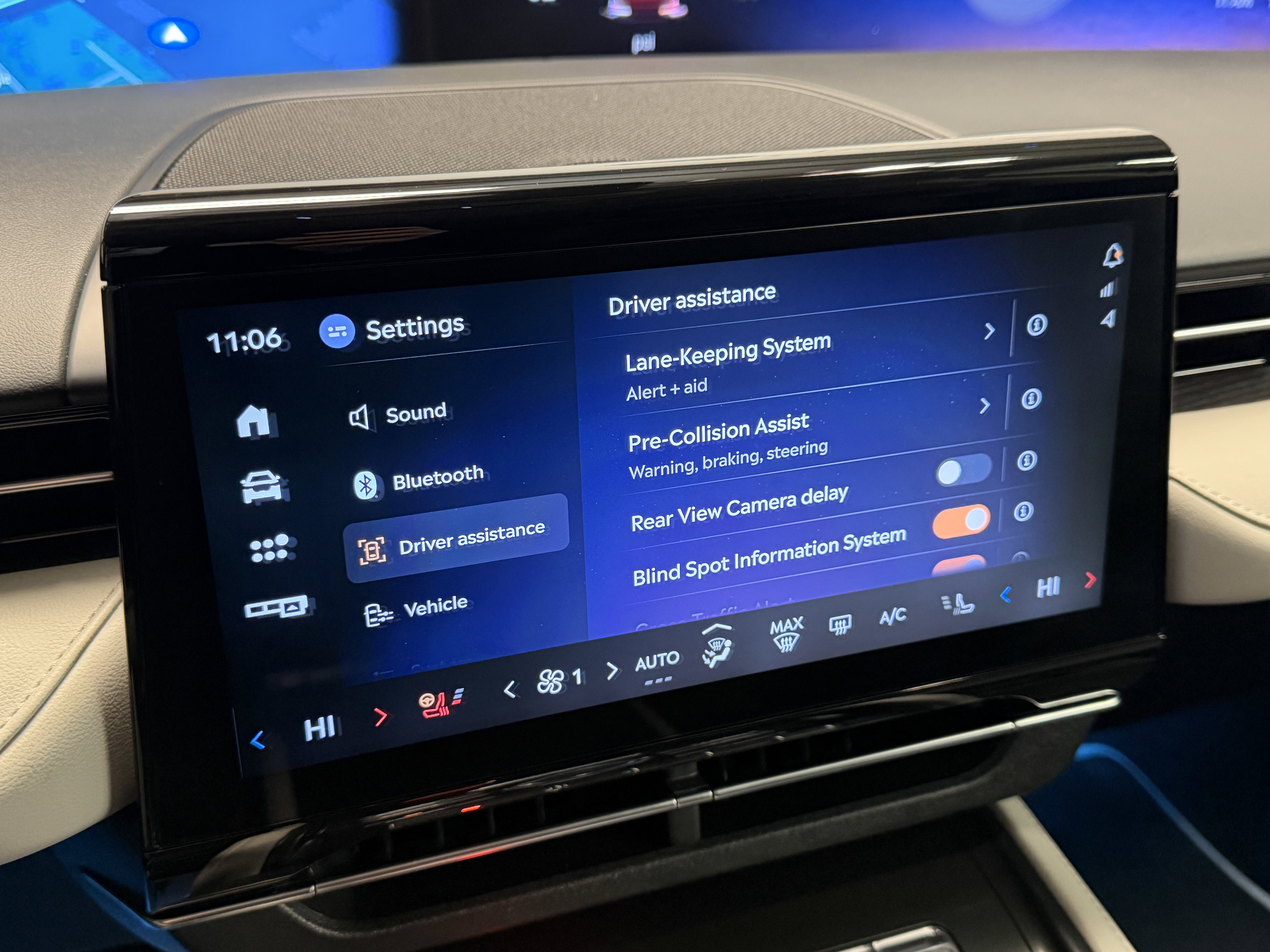 Used 2025 Lincoln Nautilus Reserve image 12