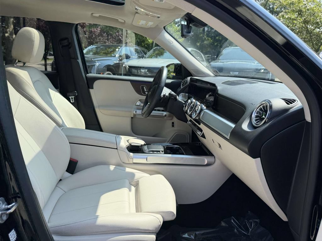 Used 2023 Mercedes-Benz GLB 250 w/ Premium Package image 10