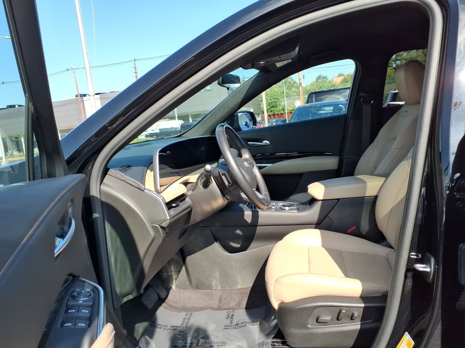 Used 2024 Cadillac XT4 Luxury w/ Cold Weather Package AWD/4WD image 19