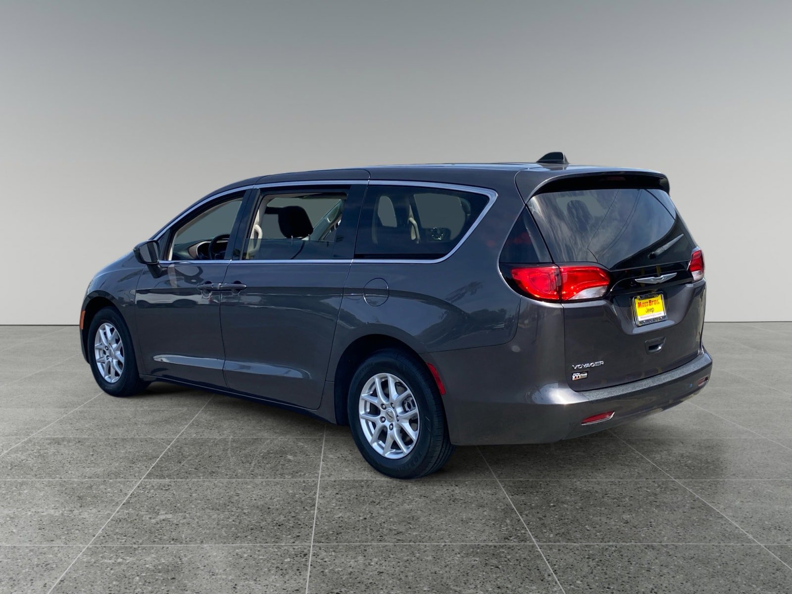 Used 2022 Chrysler Voyager LX FWD image 3