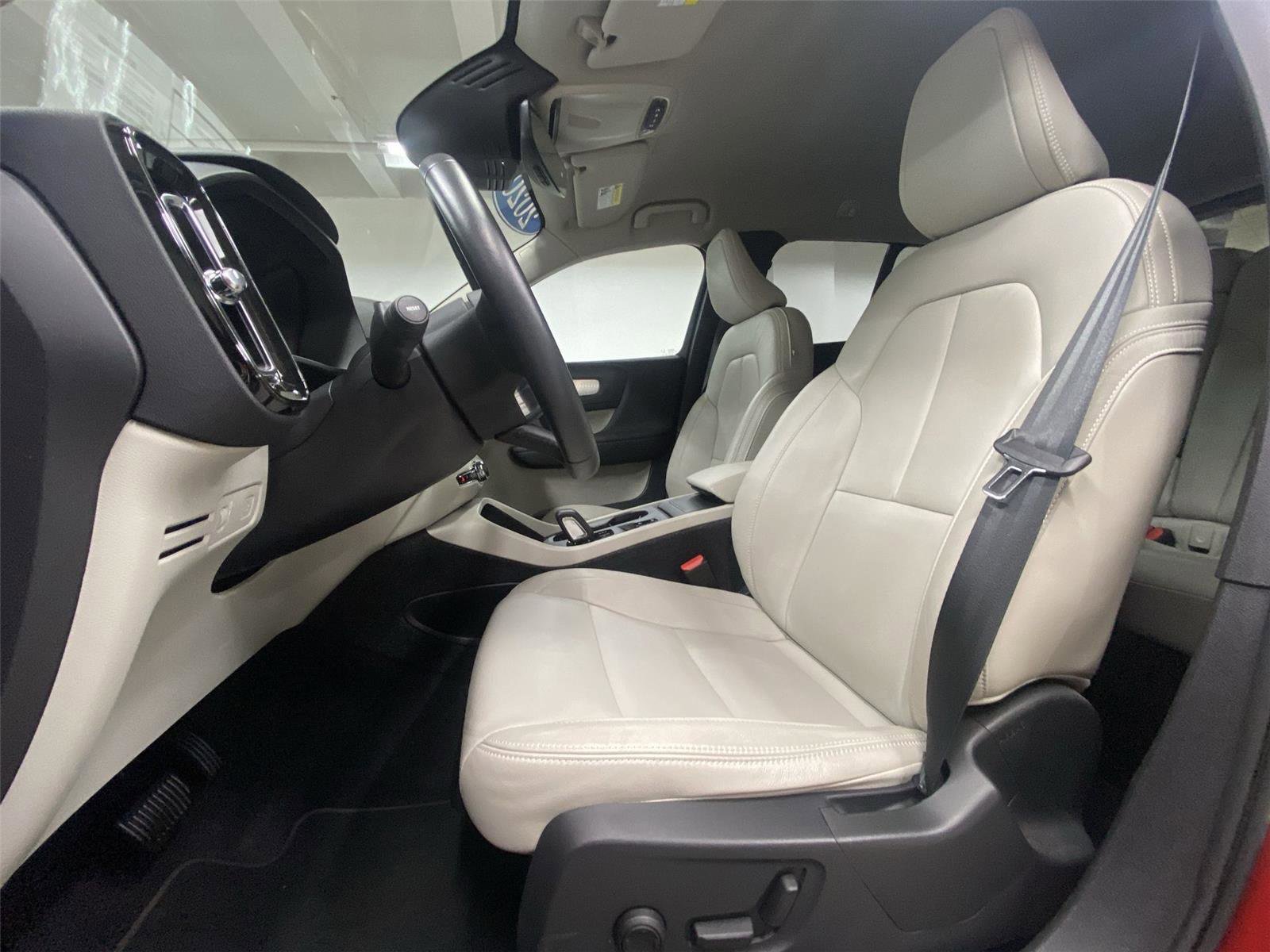Used 2020 Volvo XC40 T5 Momentum AWD/4WD image 17