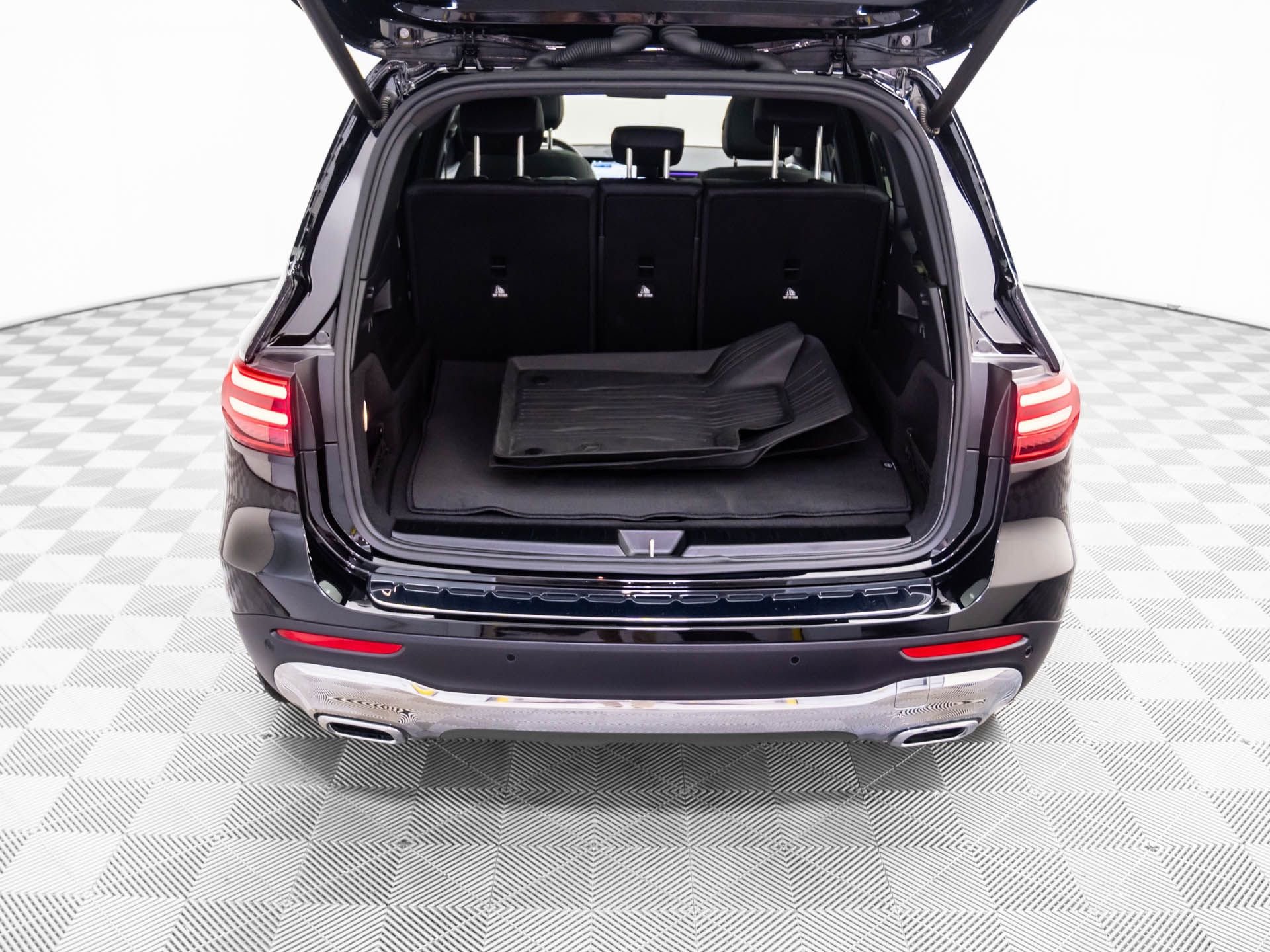 Certified 2024 Mercedes-Benz GLB 250 4MATIC w/ Exclusive Package image 33