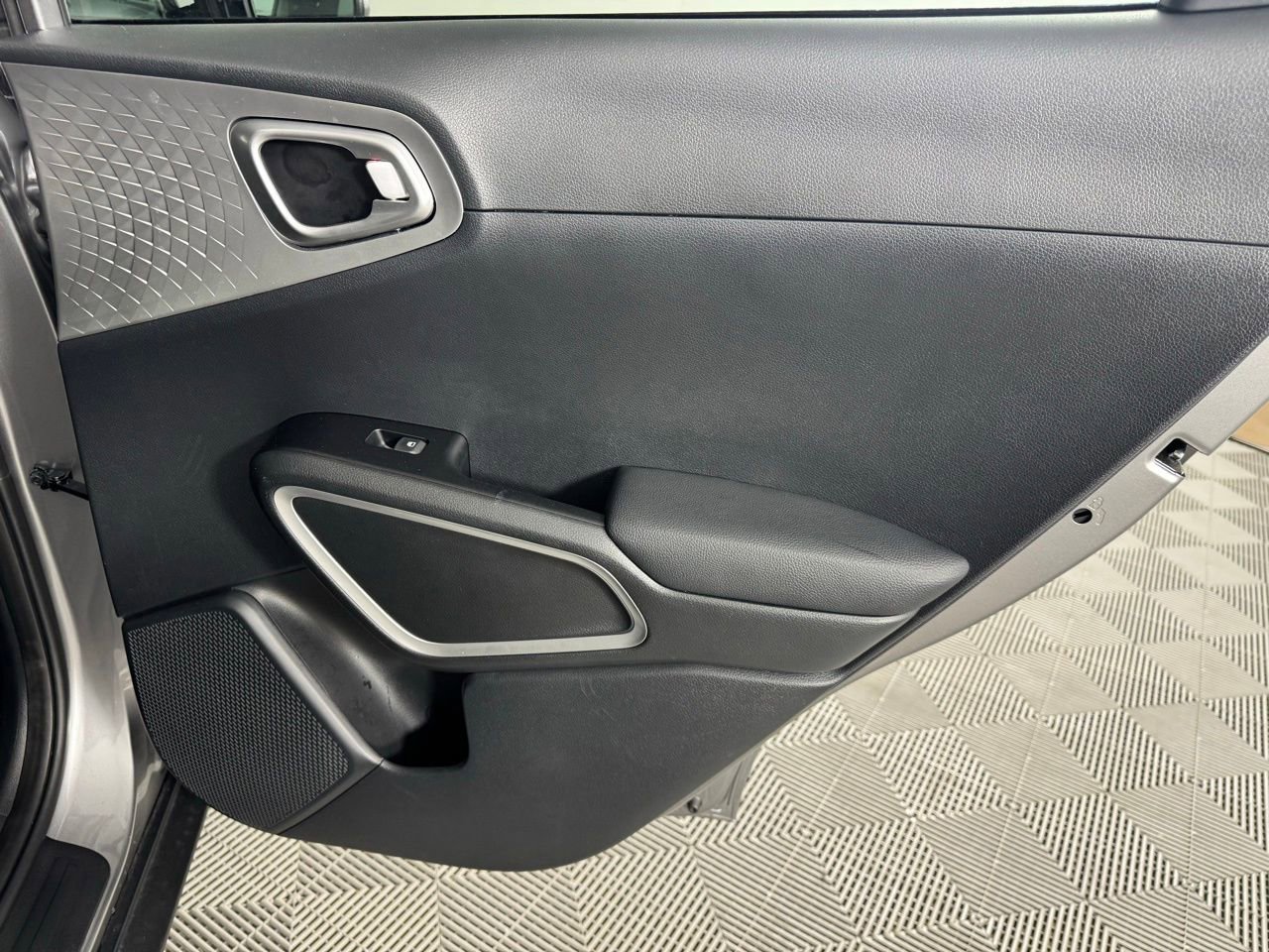 Used 2025 Kia Soul LX w/ LX Technology Package FWD image 36