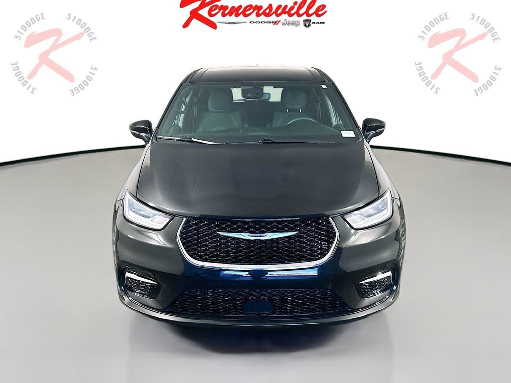 Used 2023 Chrysler Pacifica Touring image 2
