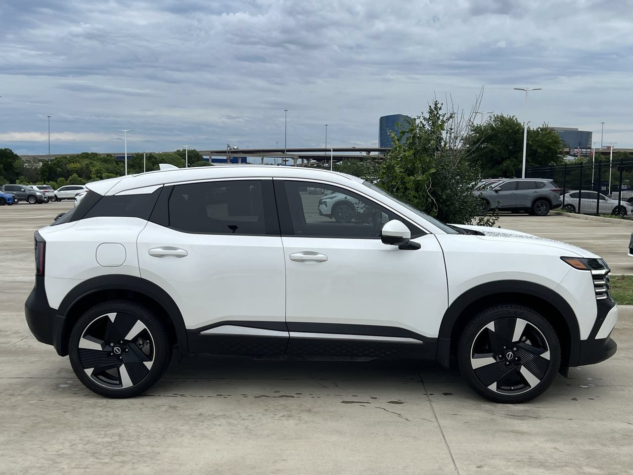 Used 2025 Nissan Kicks SR AWD/4WD image 3