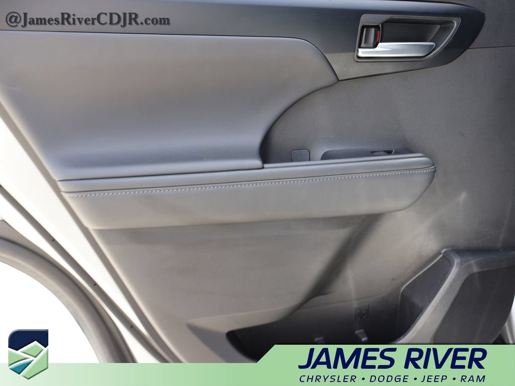 Used 2025 Toyota Highlander XSE AWD/4WD image 18