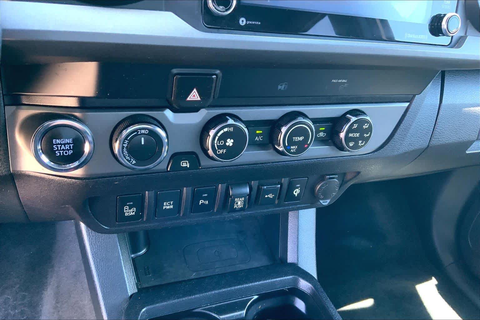 Used 2020 Toyota Tacoma TRD Sport w/ Technology Package AWD/4WD image 31