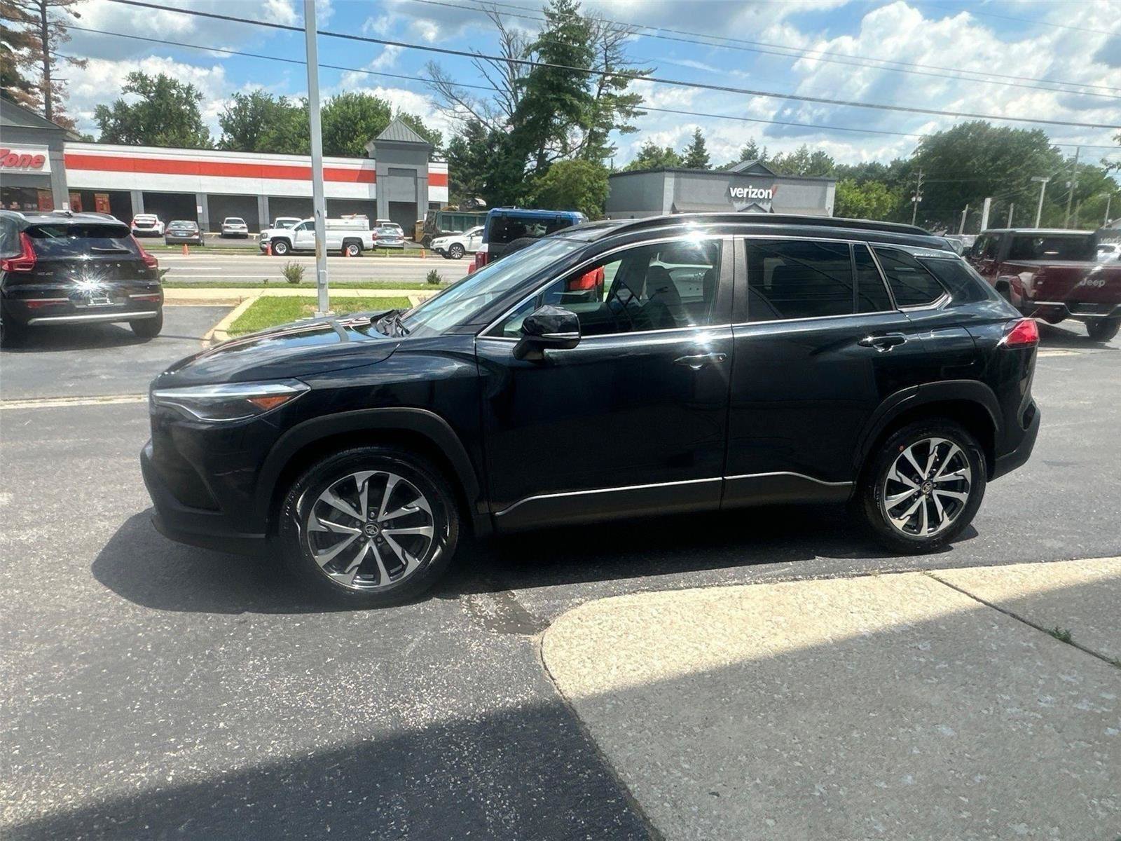 Used 2025 Toyota Corolla Cross XLE FWD image 6