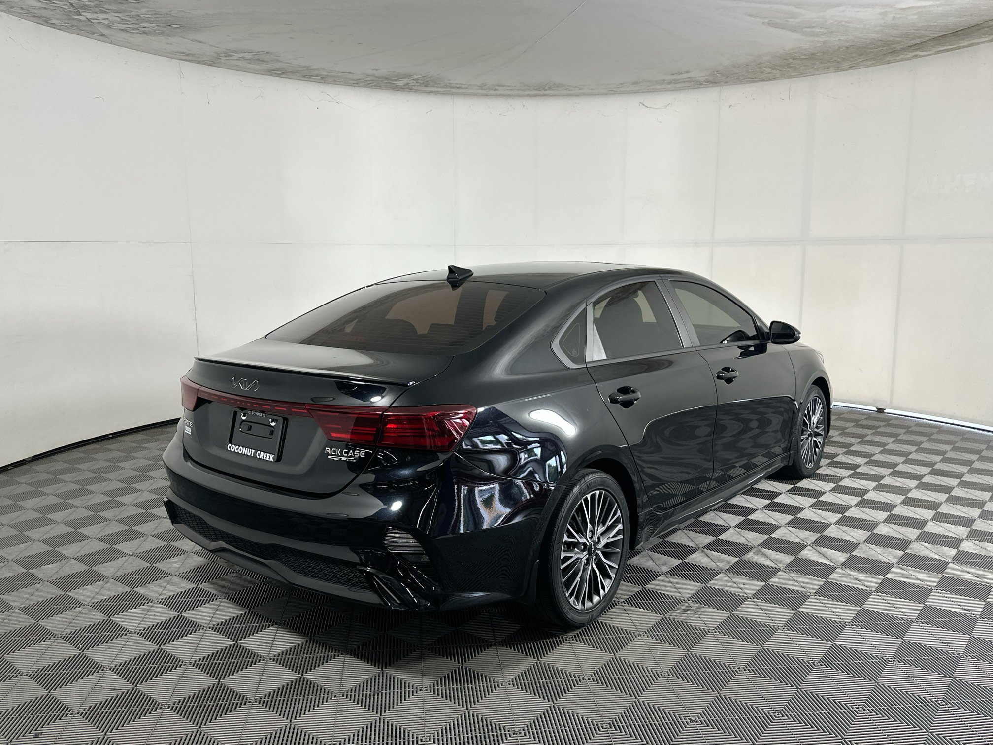 Used 2023 Kia Forte GT-Line w/ GT-Line Premium Package FWD image 3