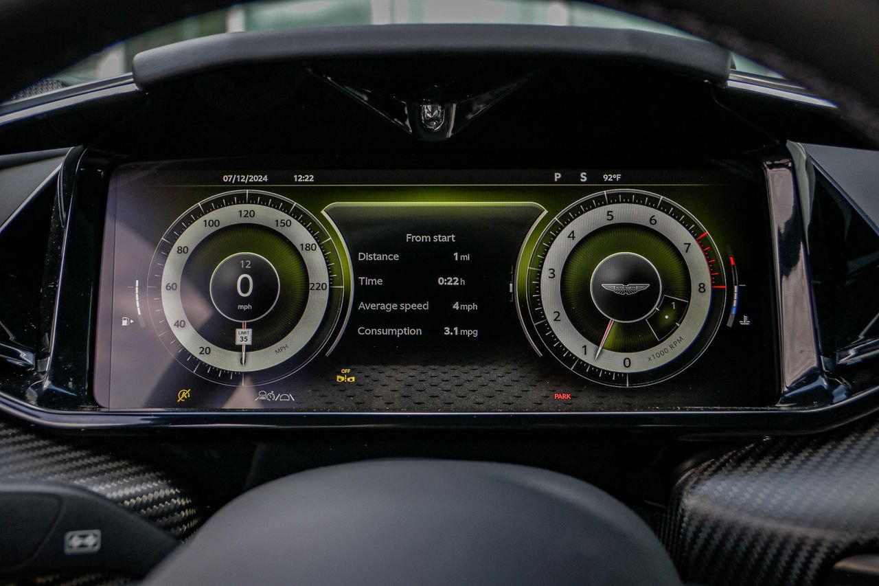 New 2025 Aston Martin V8 Vantage Coupe RWD image 25