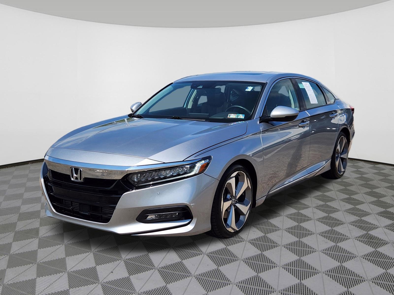 Used 2019 Honda Accord Touring image 2