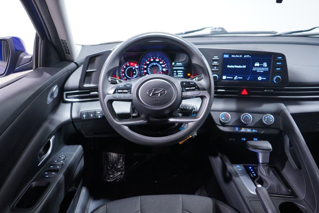 Used 2023 Hyundai Elantra SE w/ Cargo Package image 10
