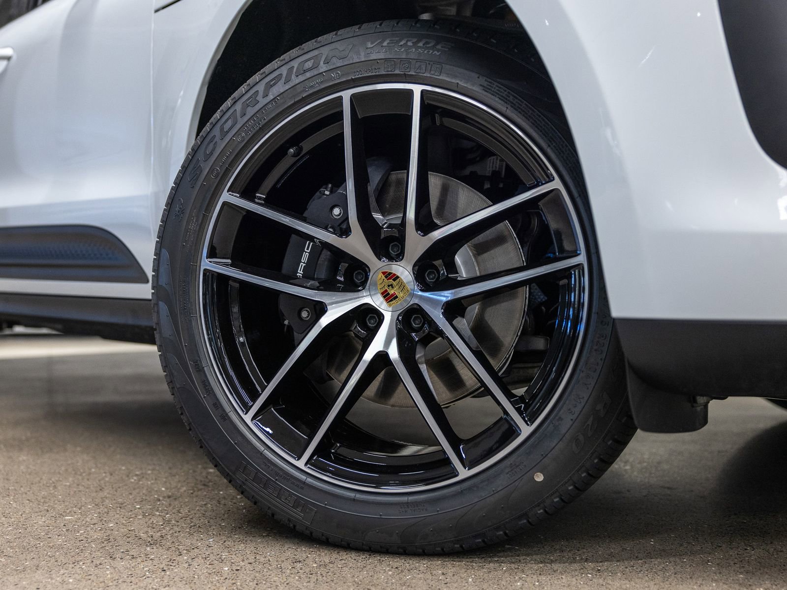 Certified 2025 Porsche Macan image 16