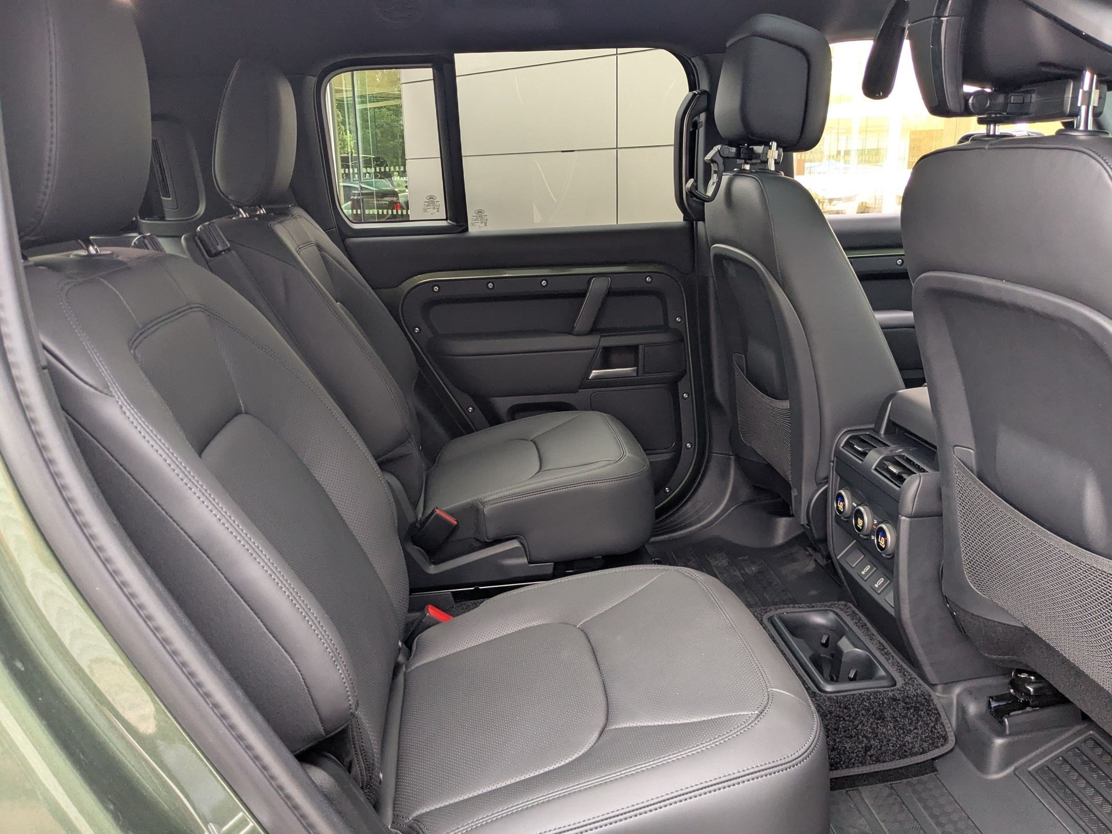 New 2026 Land Rover Defender 130 X-Dynamic SE AWD/4WD image 32