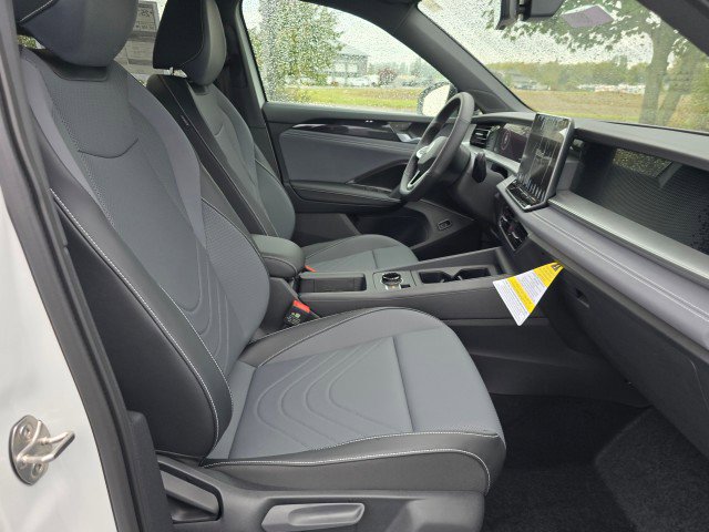 New 2025 Volkswagen Tiguan SE R-Line image 11