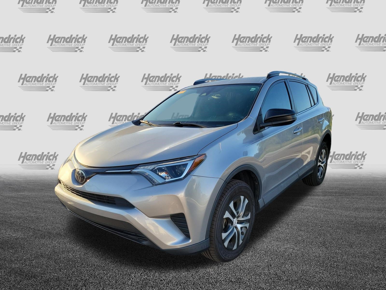 Used 2018 Toyota RAV4 LE FWD image 4