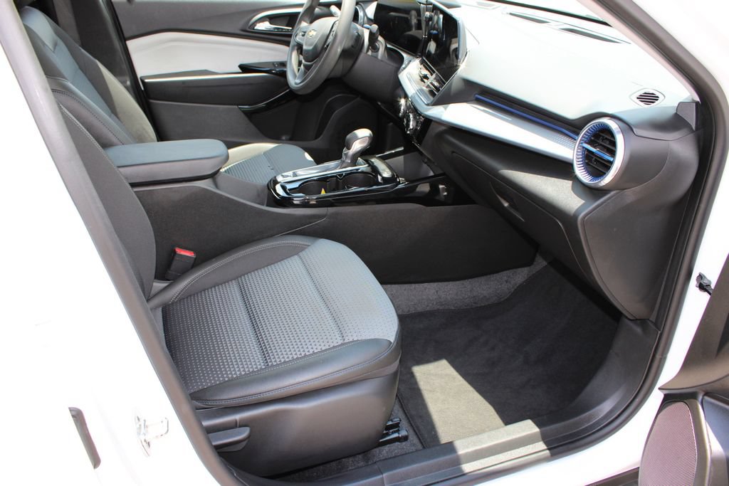 Used 2025 Chevrolet Trax LT FWD image 7