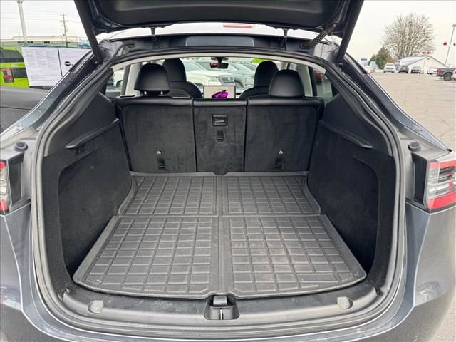Used 2022 Tesla Model Y Long Range image 11