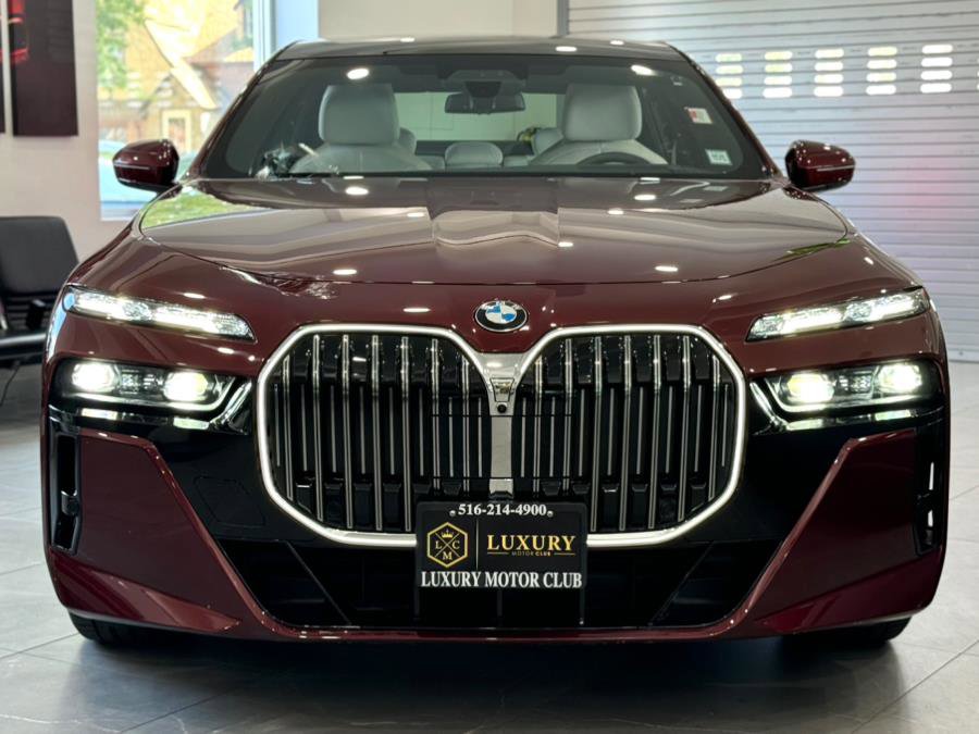 Used 2023 BMW 760i xDrive w/ Executive Package image 2