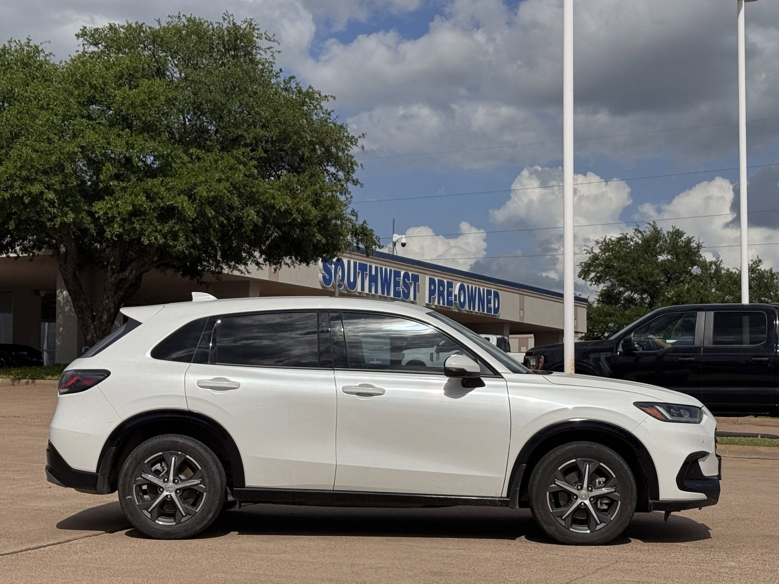 Used 2023 Honda HR-V EX-L image 3