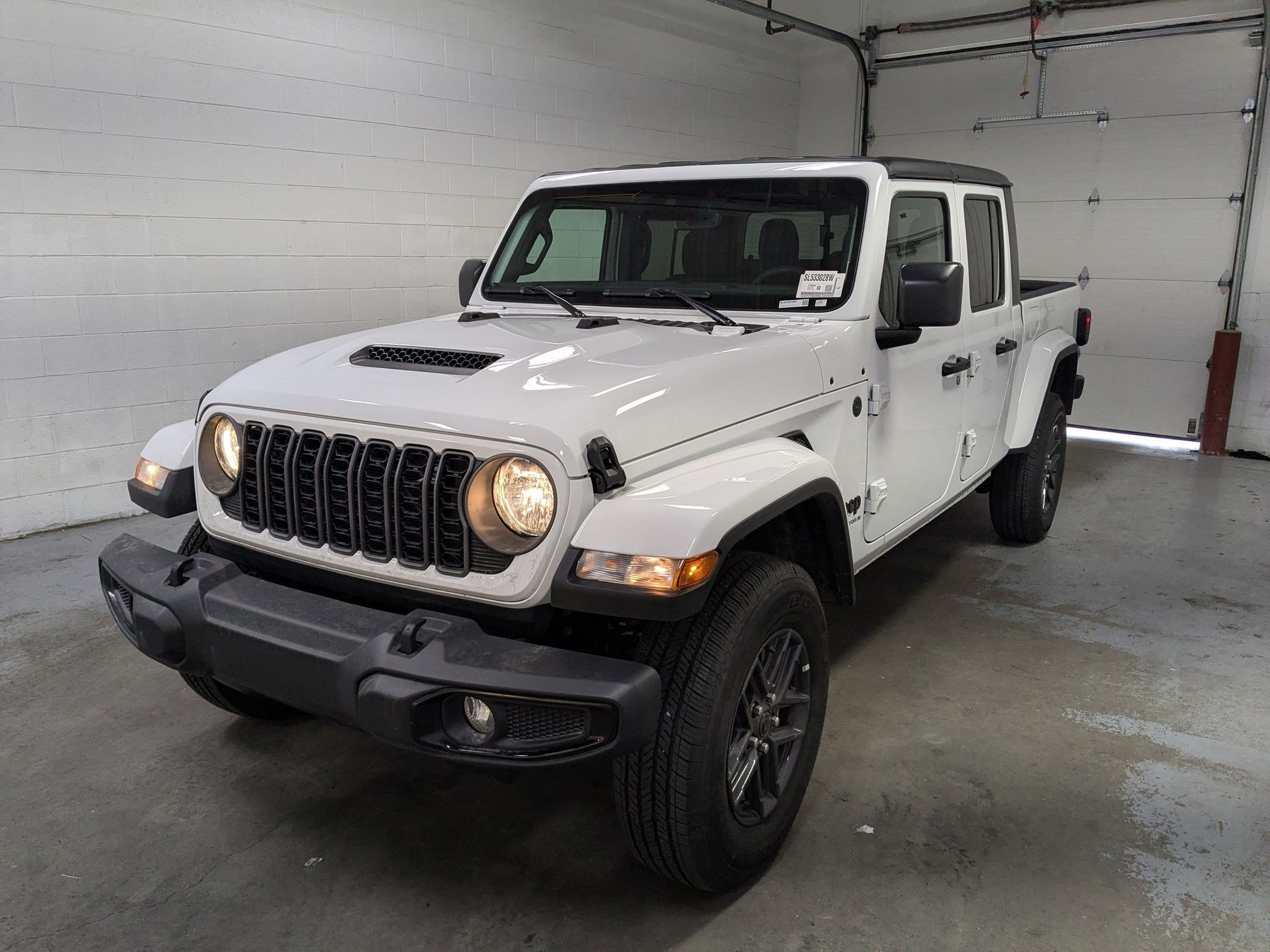 Certified 2025 Jeep Gladiator Sport AWD/4WD image 11