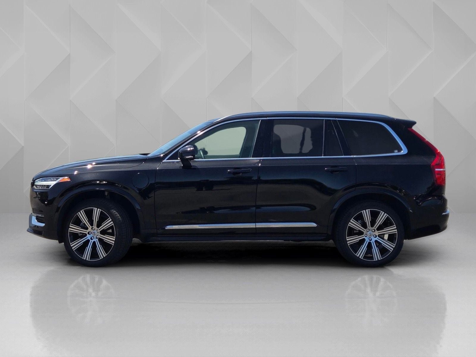 Certified 2023 Volvo XC90 T8 Ultimate w/ Protection Package Premier AWD/4WD image 4