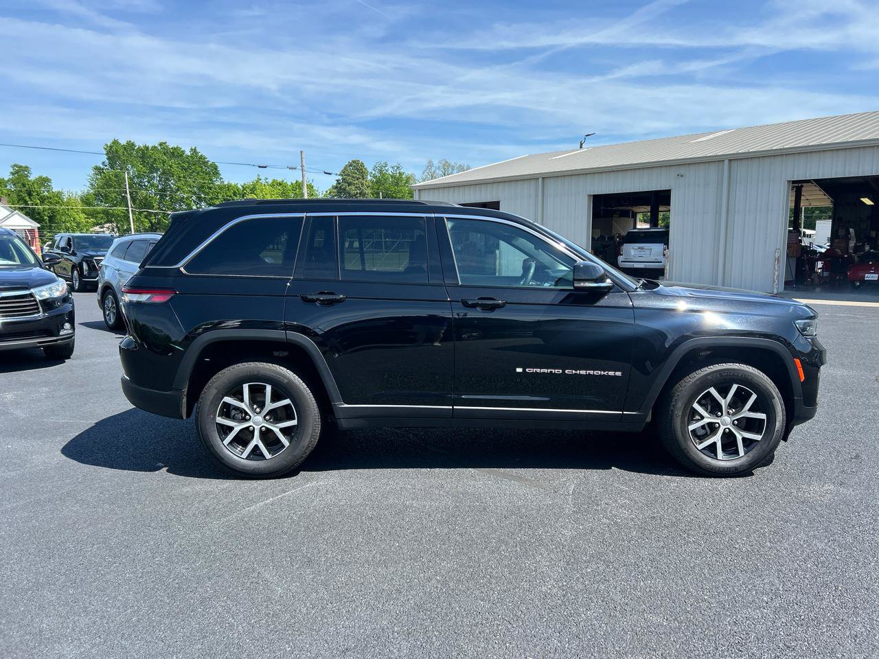 Used 2024 Jeep Grand Cherokee Limited AWD/4WD image 4