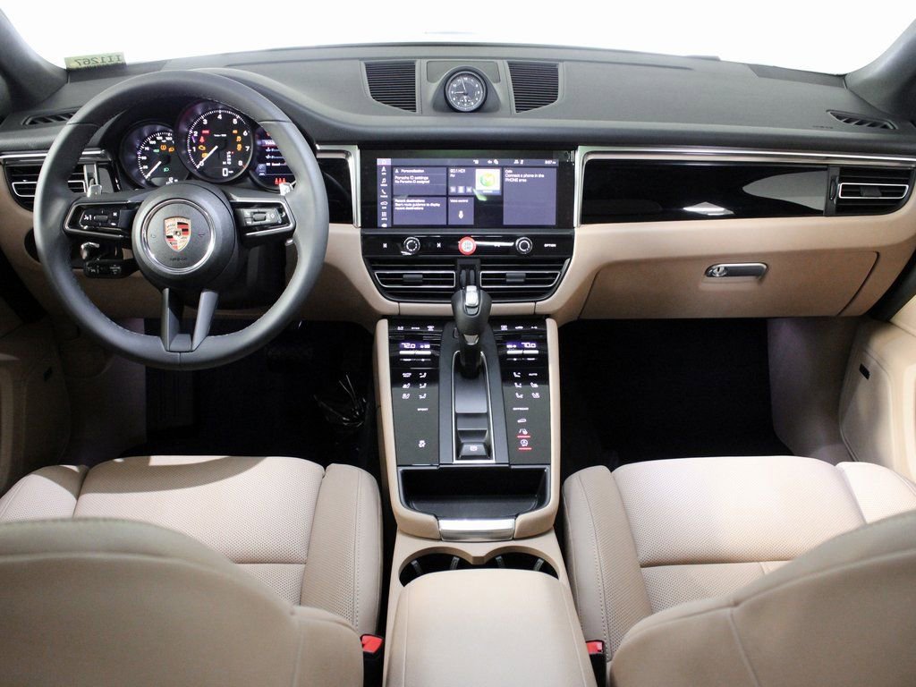 Certified 2025 Porsche Macan image 18