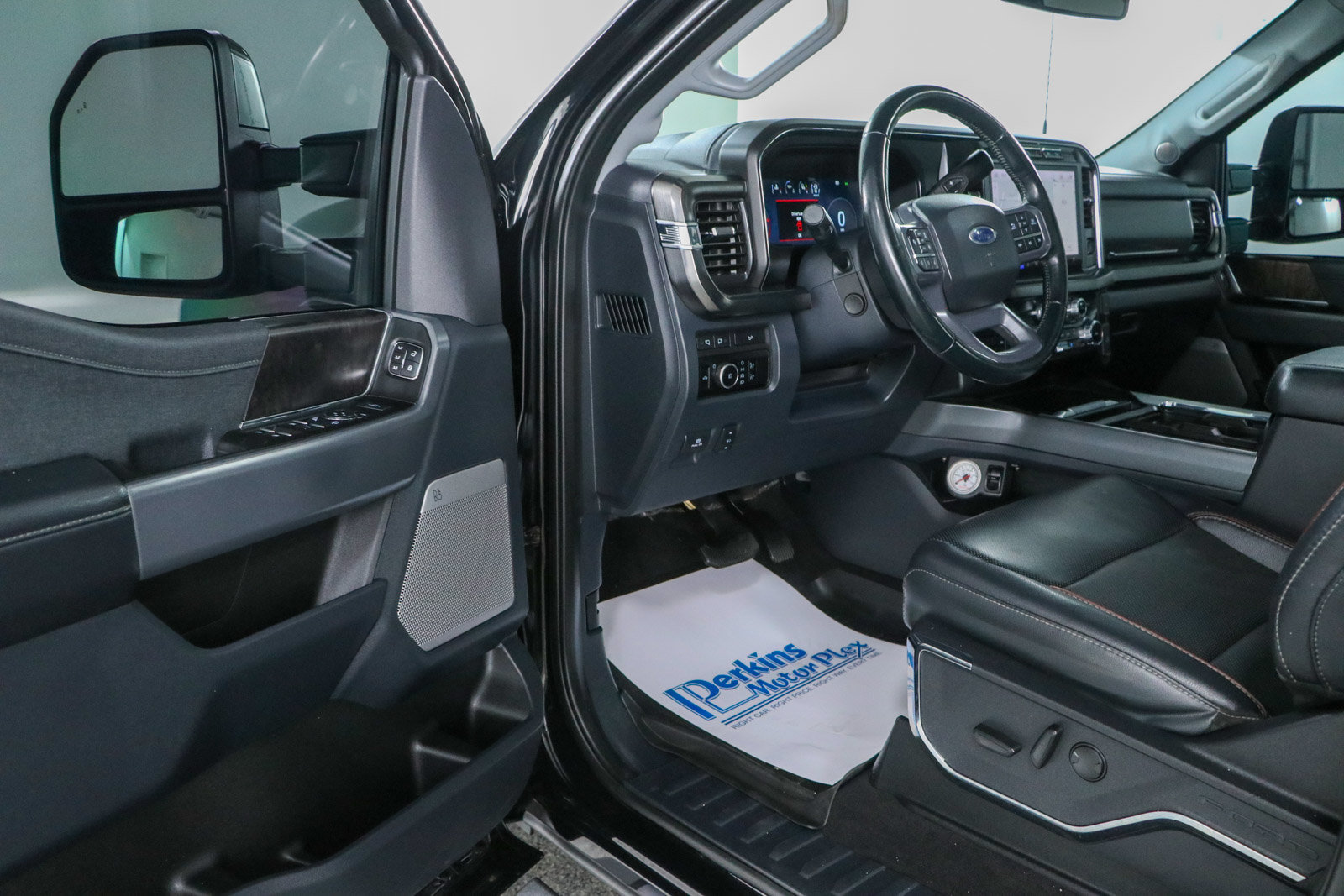 Used 2023 Ford F250 Lariat w/ Lariat Ultimate Package AWD/4WD image 3