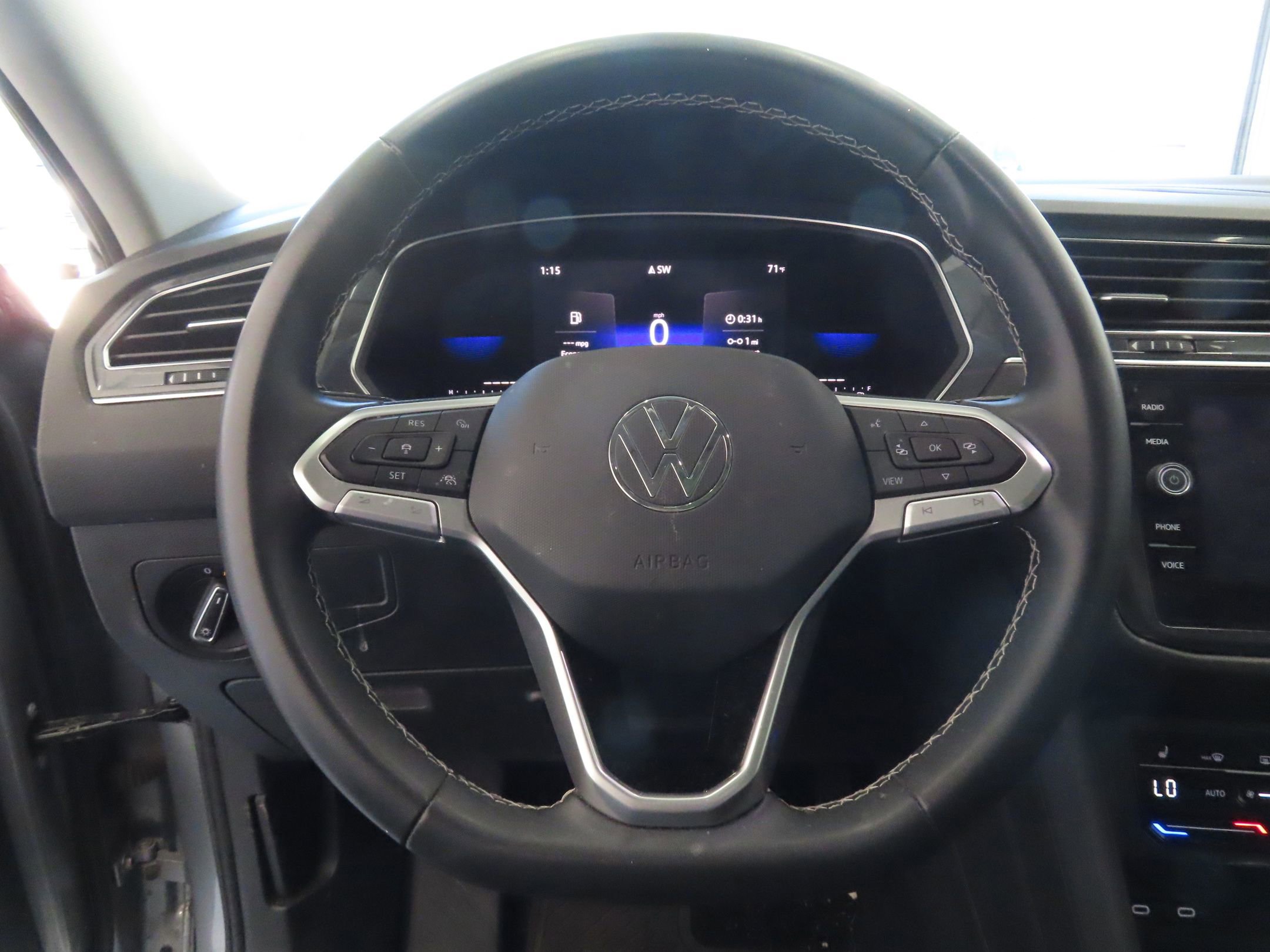 Used 2022 Volkswagen Tiguan SE image 17