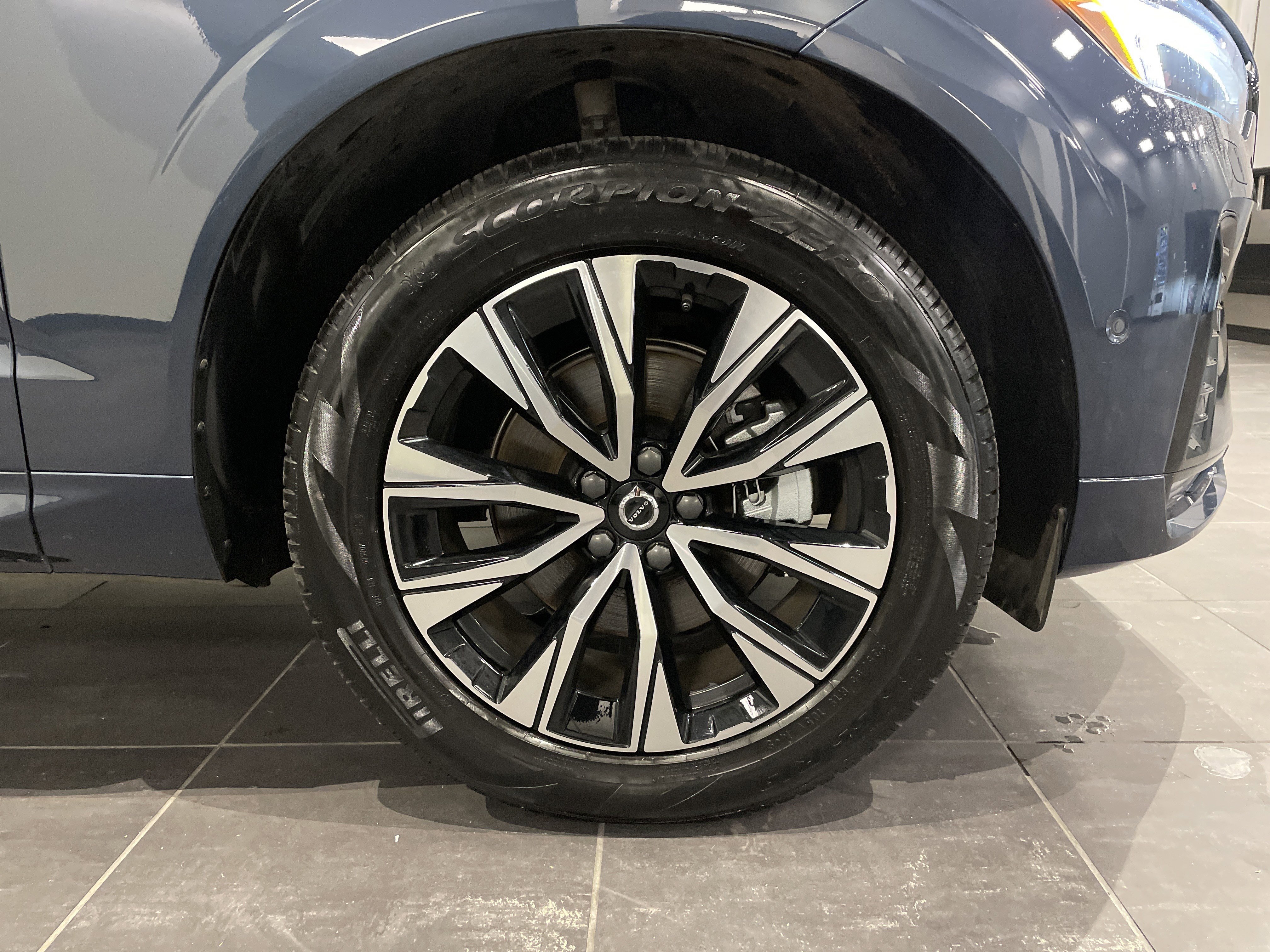 Used 2025 Volvo XC60 B5 Plus image 12