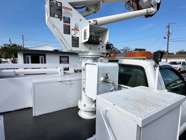 Used 2008 Ford F550 4x4 Regular Cab Super Duty image 12