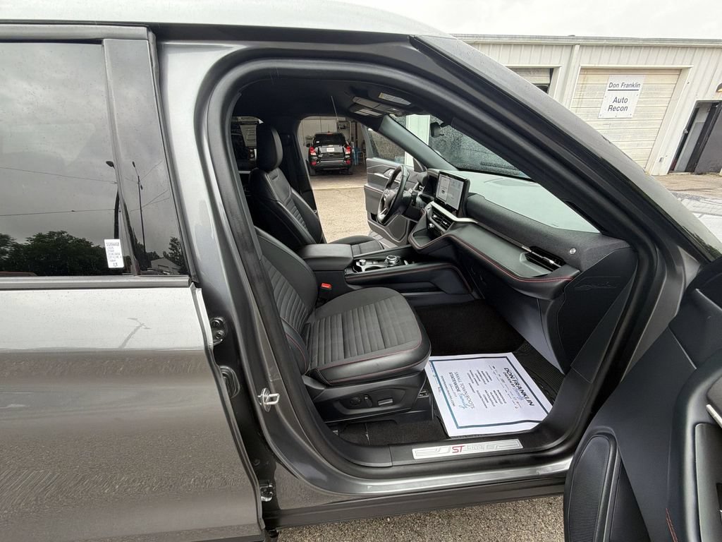 Used 2025 Ford Explorer ST-Line w/ ST-Line Street Pack AWD/4WD image 25