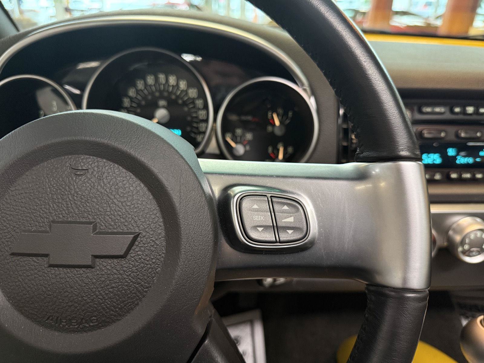 Used 2004 Chevrolet SSR w/ Preferred Equipment Group RWD image 23