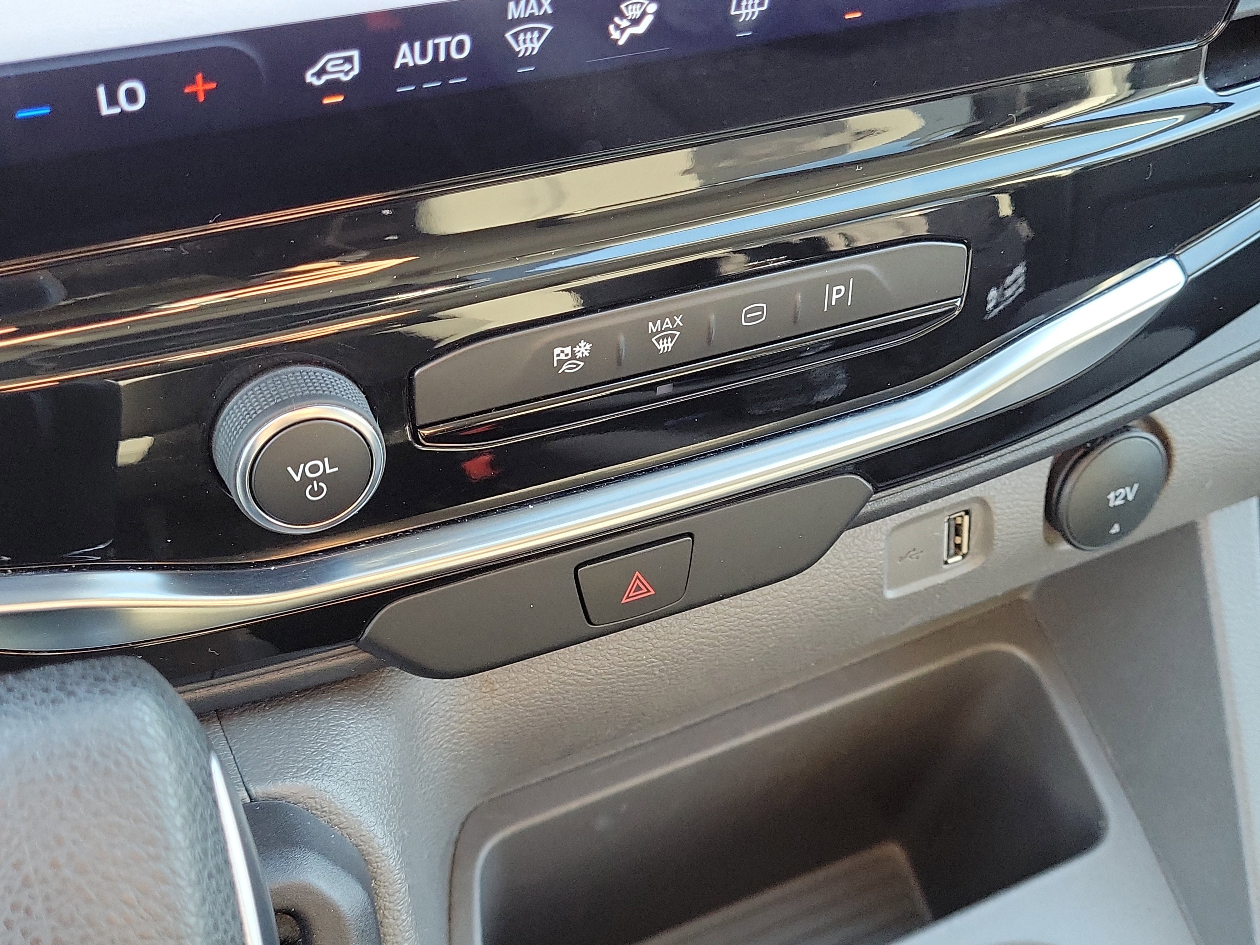 Used 2023 Ford Transit 350 XLT image 25