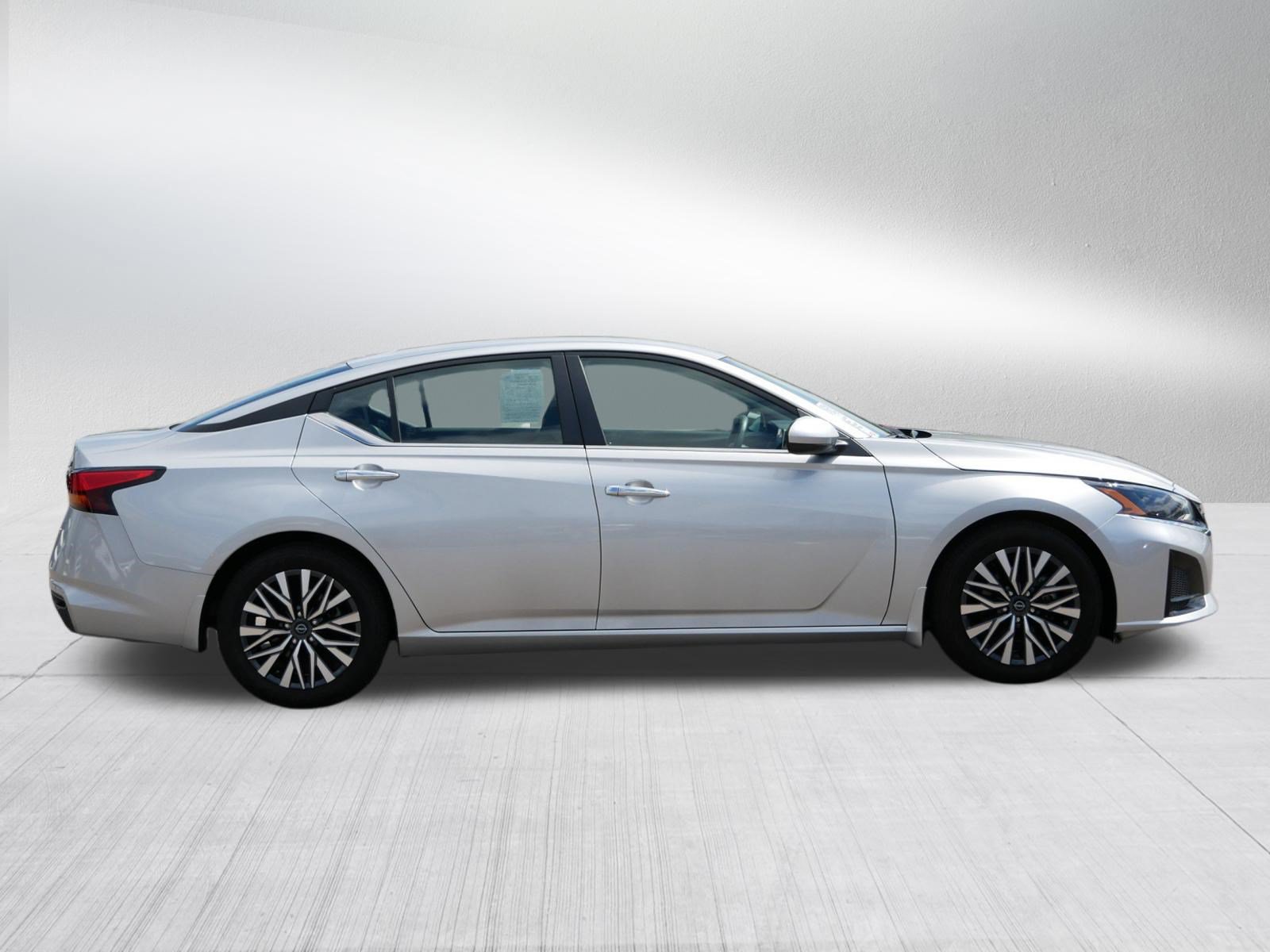 Used 2023 Nissan Altima 2.5 SV FWD image 8