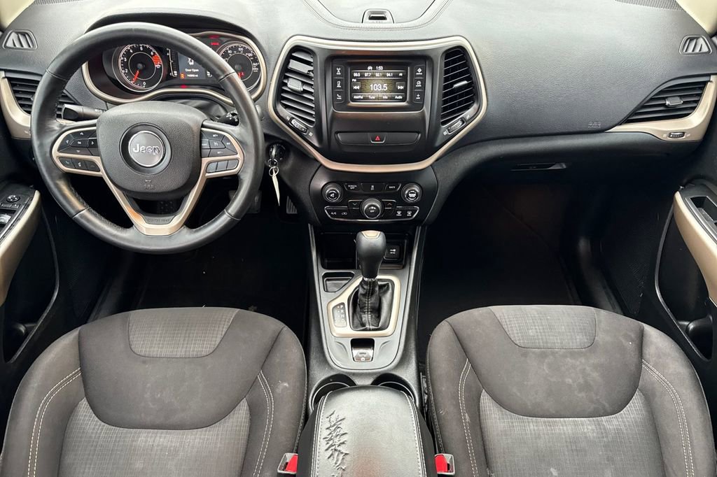 Used 2017 Jeep Cherokee Latitude FWD image 13