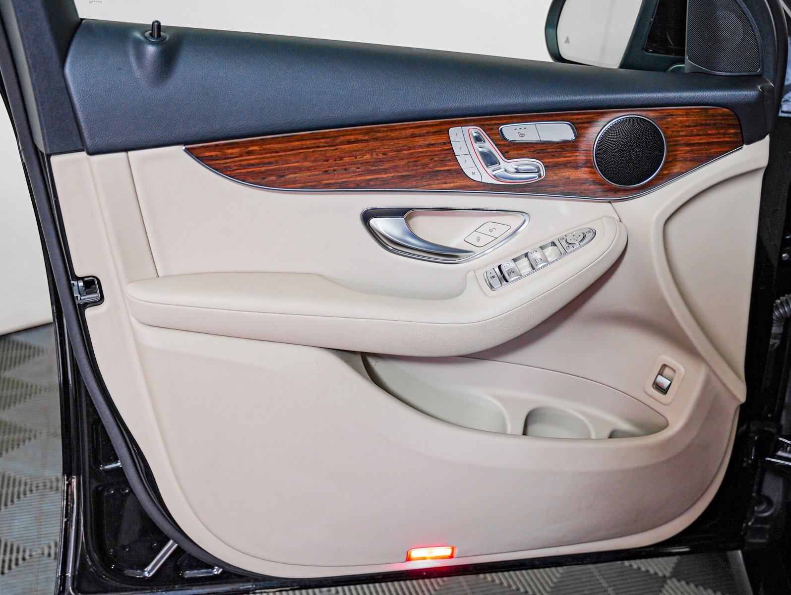 Certified 2022 Mercedes-Benz GLC 300 image 23