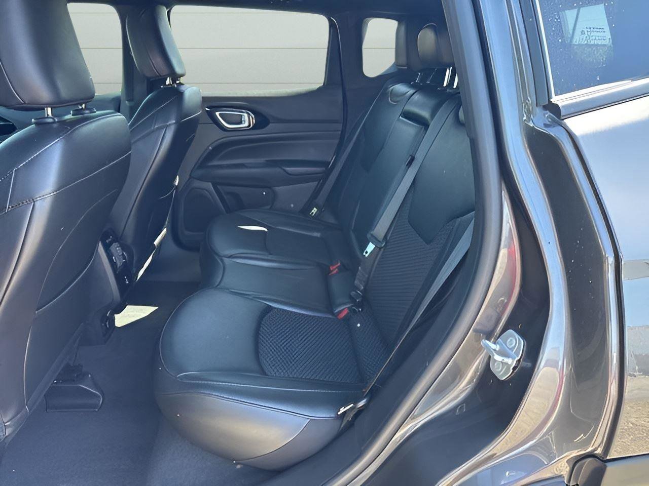 Used 2022 Jeep Compass Altitude w/ Convenience Group image 14