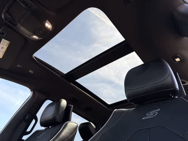 Used 2022 Chrysler Pacifica Limited w/ Uconnect Theater Family Group image 17