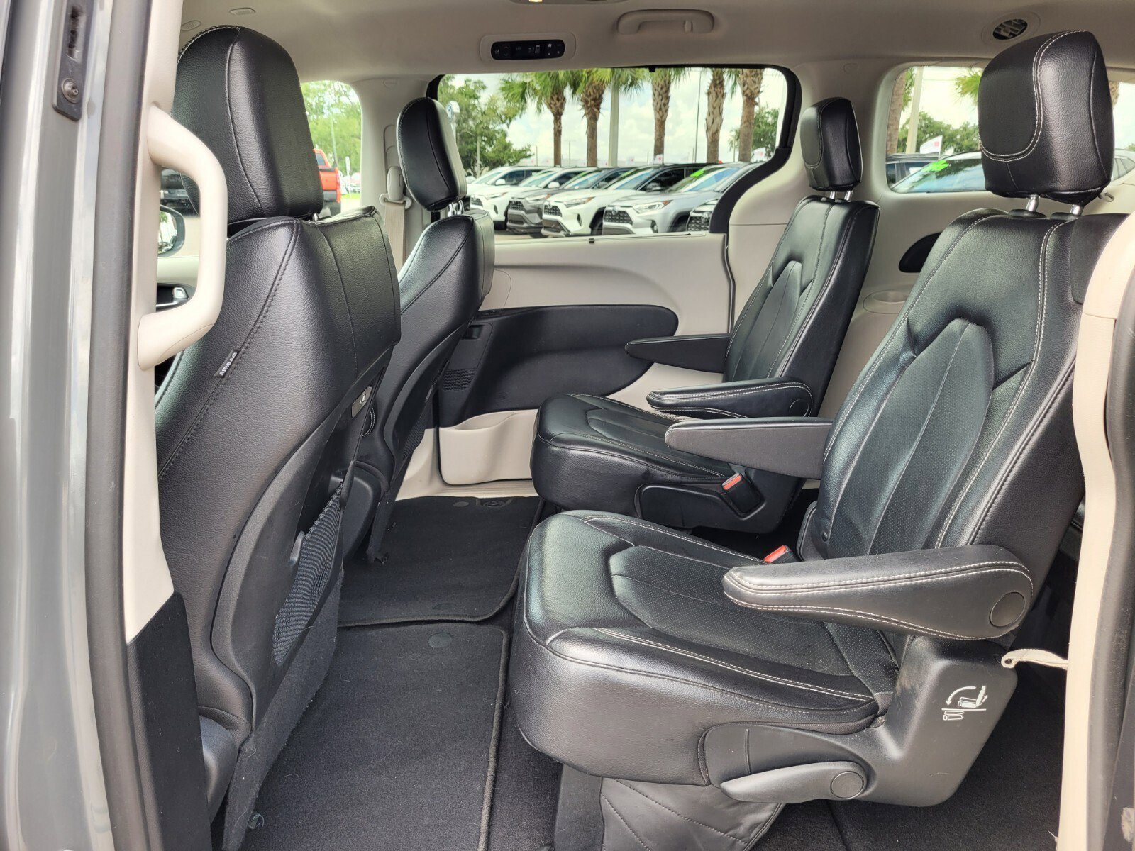 Used 2022 Chrysler Pacifica Touring-L image 14
